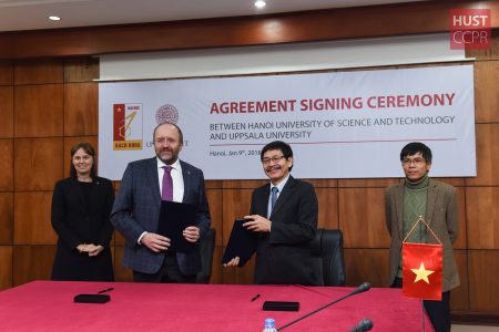 Mr. Kay Svensson and Assoc. Prof. Tran Van Top in official signing ceremony